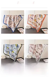 Primo piano di quattro eleganti foulard in seta con motivi equestri di cavalli e finimenti