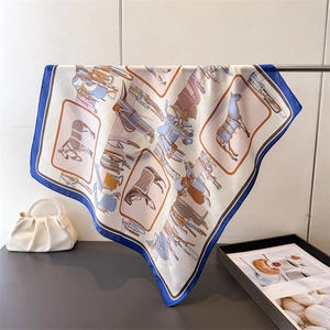 Elegante foulard di seta quadrato con stampa equestre vintage e bordo blu scuro