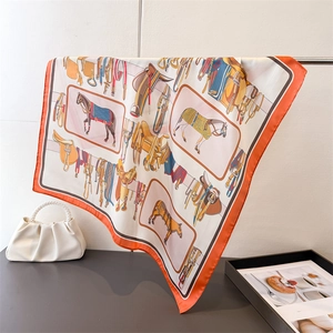 Dettaglio di foulard in seta con stampe equestri classiche e bordo arancione lucido