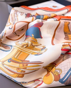 Dettaglio di un foulard di seta con motivi equestri e una texture di alta qualità
