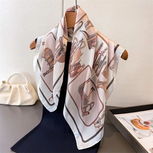 Elegante foulard in seta con motivi equestri classici e tonalità dorate tenui
