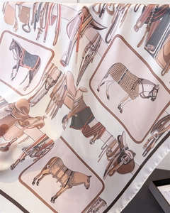 Primo piano dettagliato che mostra la trama in seta e la stampa equestre classica