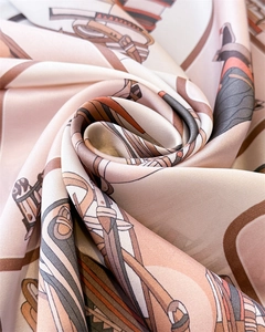 Dettaglio di un foulard in seta con stampe equestri di finimenti per cavalli e fibbie