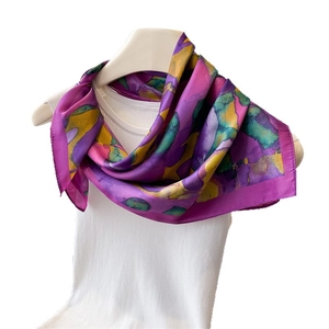 Foulard élégant en soie à imprimé léopard abstrait avec motifs artistiques violets