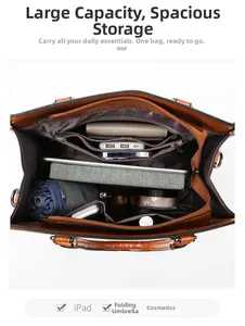 Vue macro de l'intérieur du cabas en cuir verni marron montrant les poches et le rangement