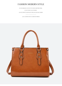 Sac à main marron en similicuir avec rivets argentés et bandoulière réglable