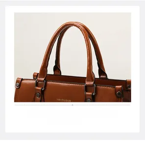 Détail du sac à main en cuir verni avec poignées robustes et anneaux métalliques chic