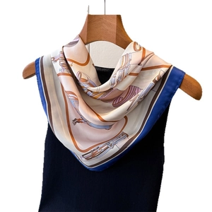 Foulard quadrato in seta con stampa equestre di cavalli e carrozze in beige e blu navy