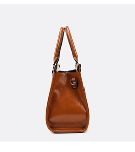 Vue latérale d'un sac cabas en cuir verni marron brillant avec anses et anneaux en métal