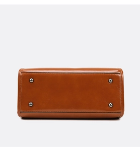 Détail du fond de sac en cuir verni avec quatre clous de protection métalliques