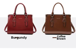 Détail de sacs à main en similicuir verni bordeaux et café avec des rivets décoratifs