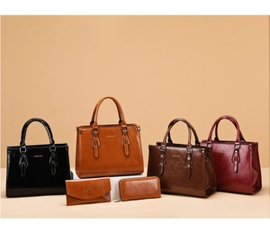 Ensemble détaillé de sacs cabas en cuir verni avec portefeuilles assortis en divers coloris