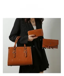 Ensemble de 3 sacs en cuir verni comprenant un cabas, un portefeuille et une pochette