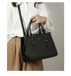 Sac à main cabas en cuir verni noir avec lettrage doré et bandoulière amovible élégante