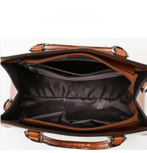 Vue détaillée de l'intérieur d'un sac en cuir marron avec poches et compartiments