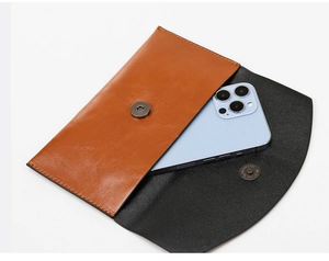 Détail intérieur de la pochette en cuir marron avec compartiment pour smartphone