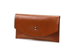 Vue détaillée de la pochette enveloppe en cuir marron avec bouton argenté et coutures