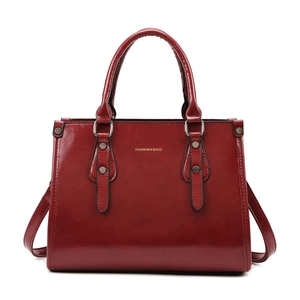 Grand sac à main en cuir verni bordeaux brillant avec doubles anses et lettrage doré