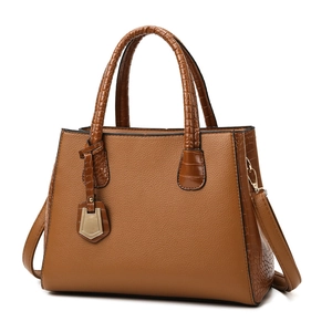 Caramel brown large capacity tote bag with crocodile embossing and荔枝 pattern detail