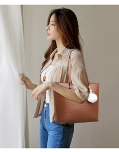 Bruine gewatteerde kunstlederen shopper met lange hengsels en witte pluche hanger