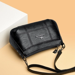 Sac bandoulière noir pour femme en similicuir avec matelassage et logo kangourou