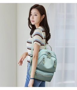 Détail du sac à dos oxford vert menthe avec trois poches zippées et tissu imperméable