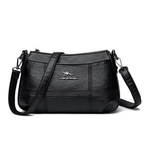 Sac bandoulière en cuir noir avec logo kangourou et surpiqûres décoratives sur fond blanc