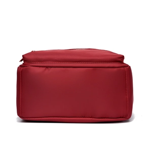 Vue de dessous du sac à dos rouge en tissu Oxford avec coutures et base spacieuse