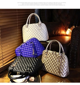 Schicke Muscheltaschen in Creme, Blau, Schwarz und Gold mit Rautensteppung auf Sofa