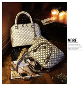 Detailansicht des gesteppten Muscheltaschen-Sets in Champagnergold im Lifestyle-Stil