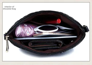 Detailansicht der schwarzen Schultertasche mit großem Innenraum für Alltagsgegenstände