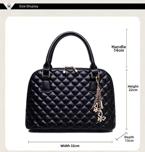 Größenangaben der gesteppten Handtasche mit Maßen von 32 cm Breite und 22 cm Höhe
