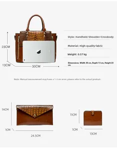 Ensemble trois pièces comprenant un sac cabas marron à motif crocodile, pochette et portefeuille