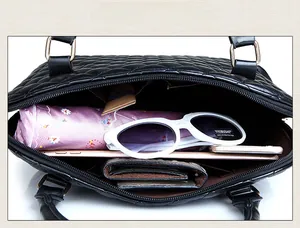 Draufsicht auf das Innere einer gesteppten schwarzen Handtasche mit Platz für Alltagsgegenstände