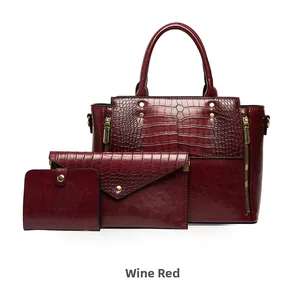 Ensemble détaillé de sac à main bordeaux à motif crocodile avec enveloppe et portefeuille