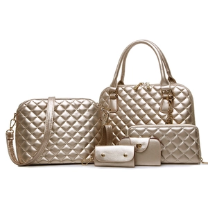 Detailansicht des 5-teiligen Taschen-Sets in Champagnergold mit Steppmuster-Finish