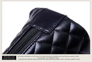 Nahaufnahme der schwarzen Steppledertasche mit seitlicher Verstärkung und Metallreißverschluss