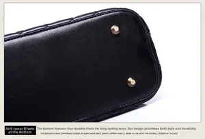 Detail des gesteppten Lederhandtaschenbodens mit vier schützenden goldfarbenen Metallnieten