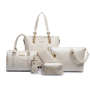 Detailansicht des 6-teiligen cremeweißen Taschen-Sets mit Rautenmuster-Prägung und Goldbeschlägen
