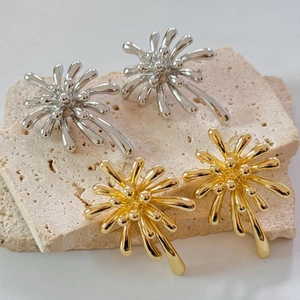 Orecchini a forma di fuochi d'artificio in oro e argento su base di pietra travertino