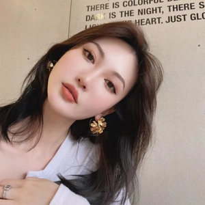 French vintage gold flower earrings and pavé ring set worn by an Asian model