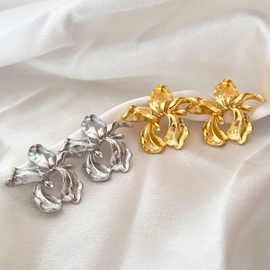French vintage metallic floral stud earrings in irregular gold and silver finishes