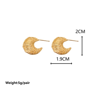 Minimalist C-shaped gold metal stud earrings with irregular hammered texture and 2cm height