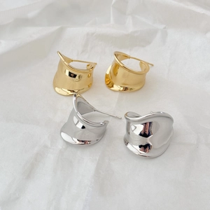 Minimalist wide wave C-shape hoop earrings in polished gold and silver metal finishes
