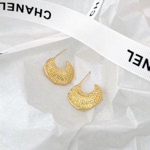 Retro C-shape wide stud earrings with textured gold hammered finish for women