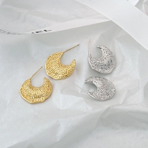 Retro C-shaped metal stud earrings with hammered texture finish in gold and silver