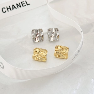Orecchini a perno quadrati vintage con texture irregolare in finitura oro e argento