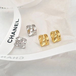 Orecchini quadrati irregolari in oro e argento con design a trama lavica lucida