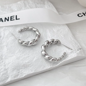 Minimalist silver twist metal hoop earrings with French retro spiral texture design