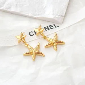 Détail des boucles d'oreilles étoile de mer en or 18 carats avec finition polie